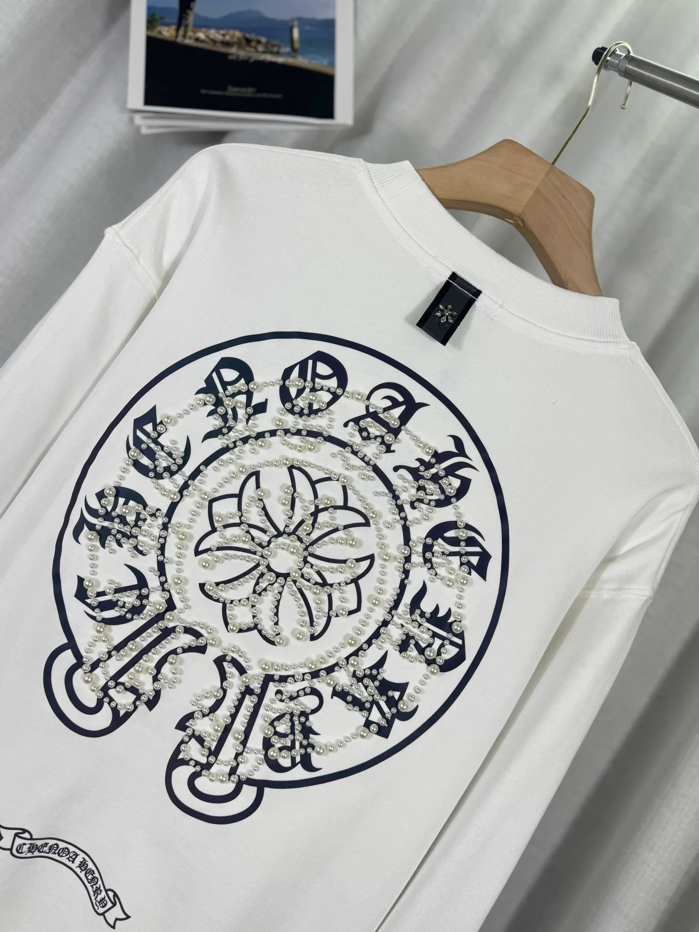 P250 top version, real shot without P, ​​different from market currency) 𝗖𝗵𝗿𝗼𝗺𝗲 𝗛𝗲𝗮𝗿𝘁𝘀/Cro Heart 2025 Reflective Embroidered Beads Compass Embroidered Autumn and Winter New Original Counter American Laser Burnt 3D Pearl Embroidered Couple Casual Sweater 👑The highest version! Customized fabric 420g tripe terry fabric! American acid-washed and distressed original fabric laser burnt ✟appliqué embroidery and exquisite embroidery of letters! The best-selling model in the counter, very comfortable to wear. Accessories: original molded and authenticated collar label➕100% silk wash label. Genuine purchase-grade original hangtag➕matching hanging rope➕3D hanging beads➕original packaging bag. Craftsmanship: The original version has consistent wiring! The highest version of the armhole matching technique! Color: Black White Size: S M L XL Style No.: 9315